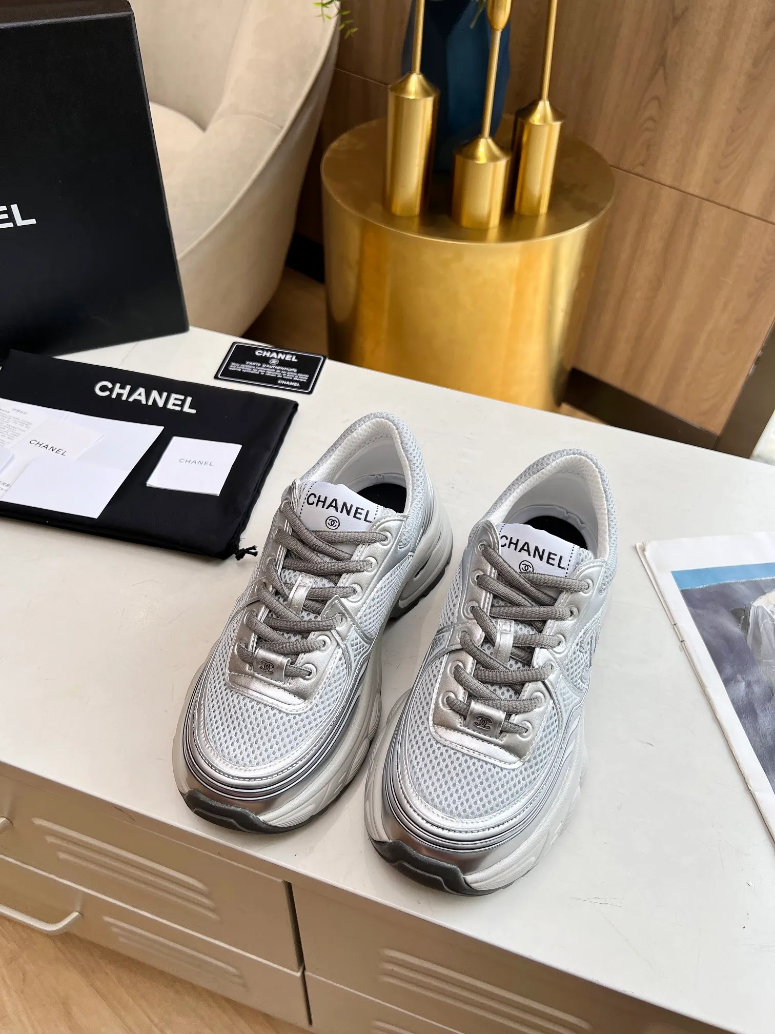 👟👟Ex-factory price 640👟👟 chanel Chanel early spring vacation series latest casual sports shoes silver white, gold white, silver gray, black and red! Incomparably beautiful and easy to wear, very light, the lining is also super soft, super comfortable, the upper is breathable, the color is high-end and durable, versatile. Upper: cowhide and cloth stitching. Inner: breathable mesh. Original foam combination outsole. Size: 35-40.